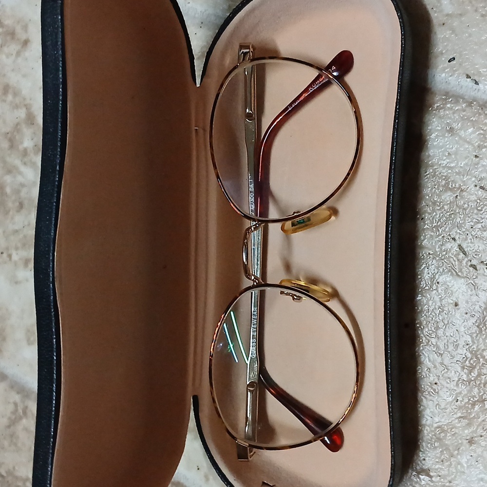 Guess GU300 DA 135 QaEyeglasses Eyewear: Brown & Gold Tortoise Frame